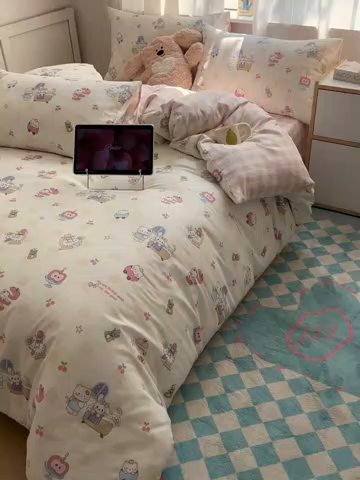 91家纺网 家纺一手货源 找家纺 六巷胡同 2025新款INS卡通减龄可爱风全棉四件套（开学季系列） 苹果萝莉猫