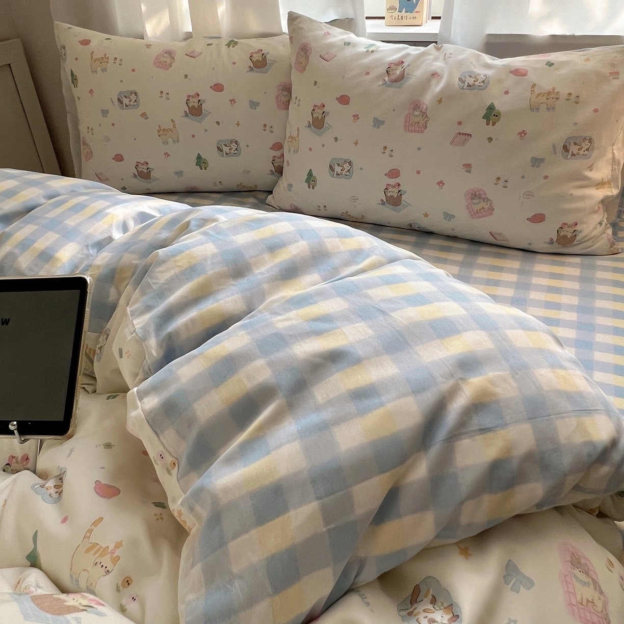 91家纺网 家纺一手货源 找家纺 六巷胡同 2025新款INS卡通减龄可爱风全棉四件套（开学季系列） 沙发慵懒猫