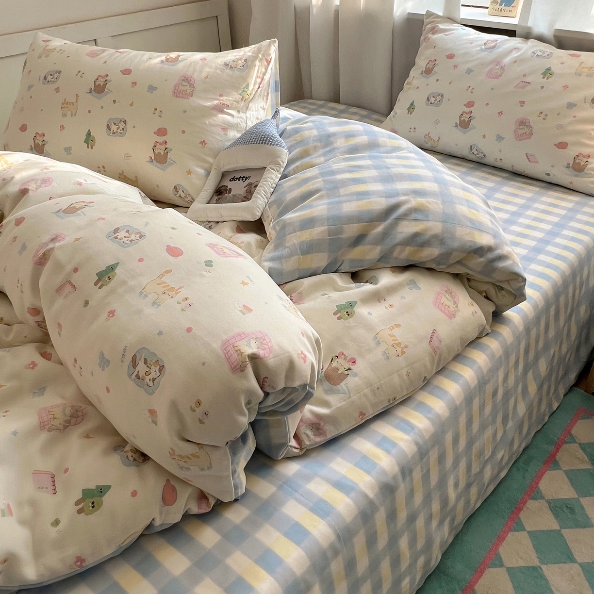 91家纺网 家纺一手货源 找家纺 六巷胡同 2025新款INS卡通减龄可爱风全棉四件套（开学季系列） 沙发慵懒猫