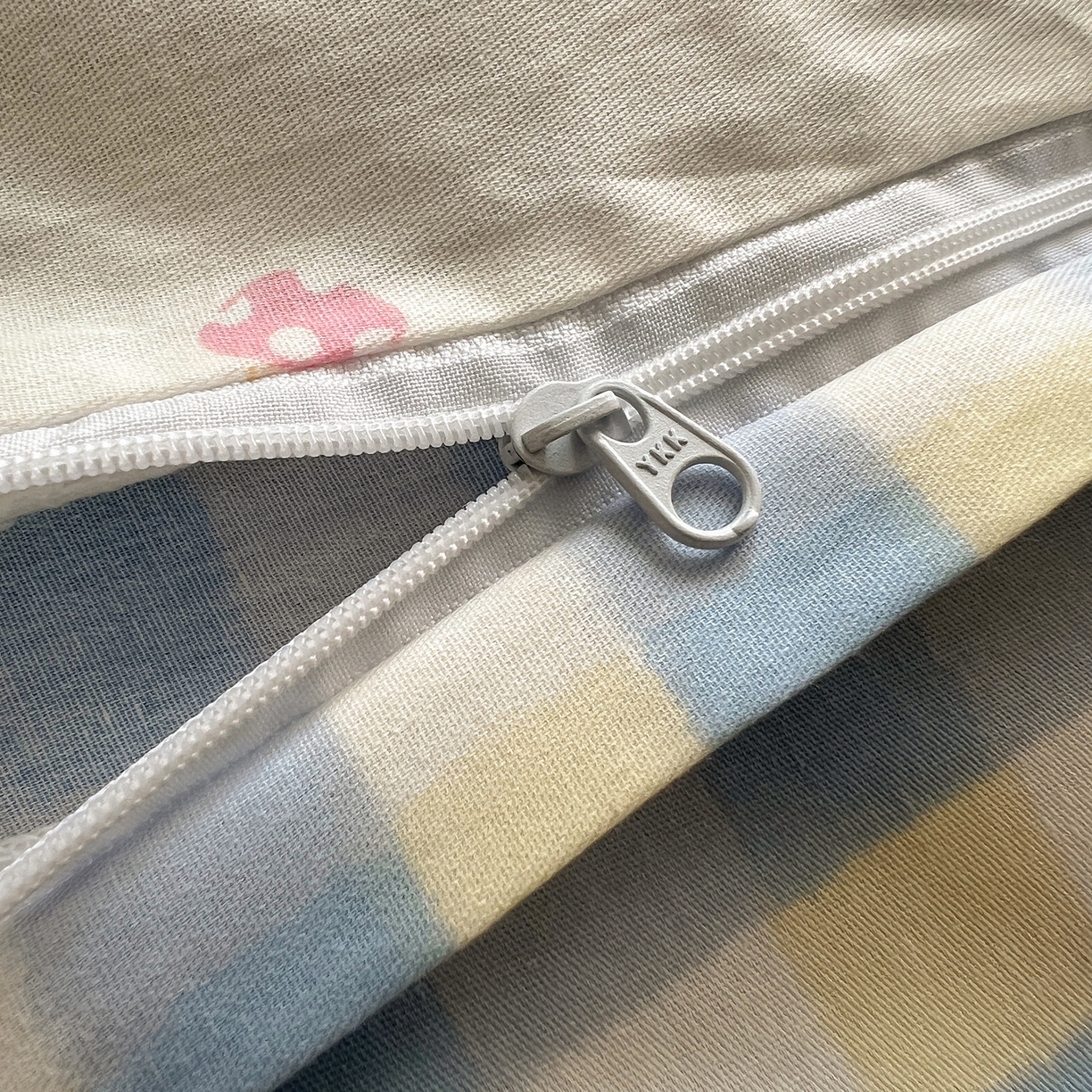 91家纺网 家纺一手货源 找家纺 六巷胡同 2025新款INS卡通减龄可爱风全棉四件套（开学季系列） 沙发慵懒猫