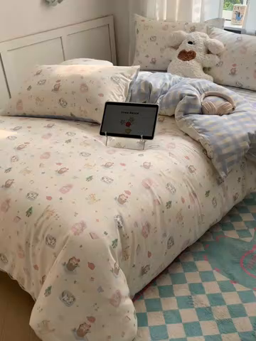 91家纺网 家纺一手货源 找家纺 六巷胡同 2025新款INS卡通减龄可爱风全棉四件套（开学季系列） 沙发慵懒猫