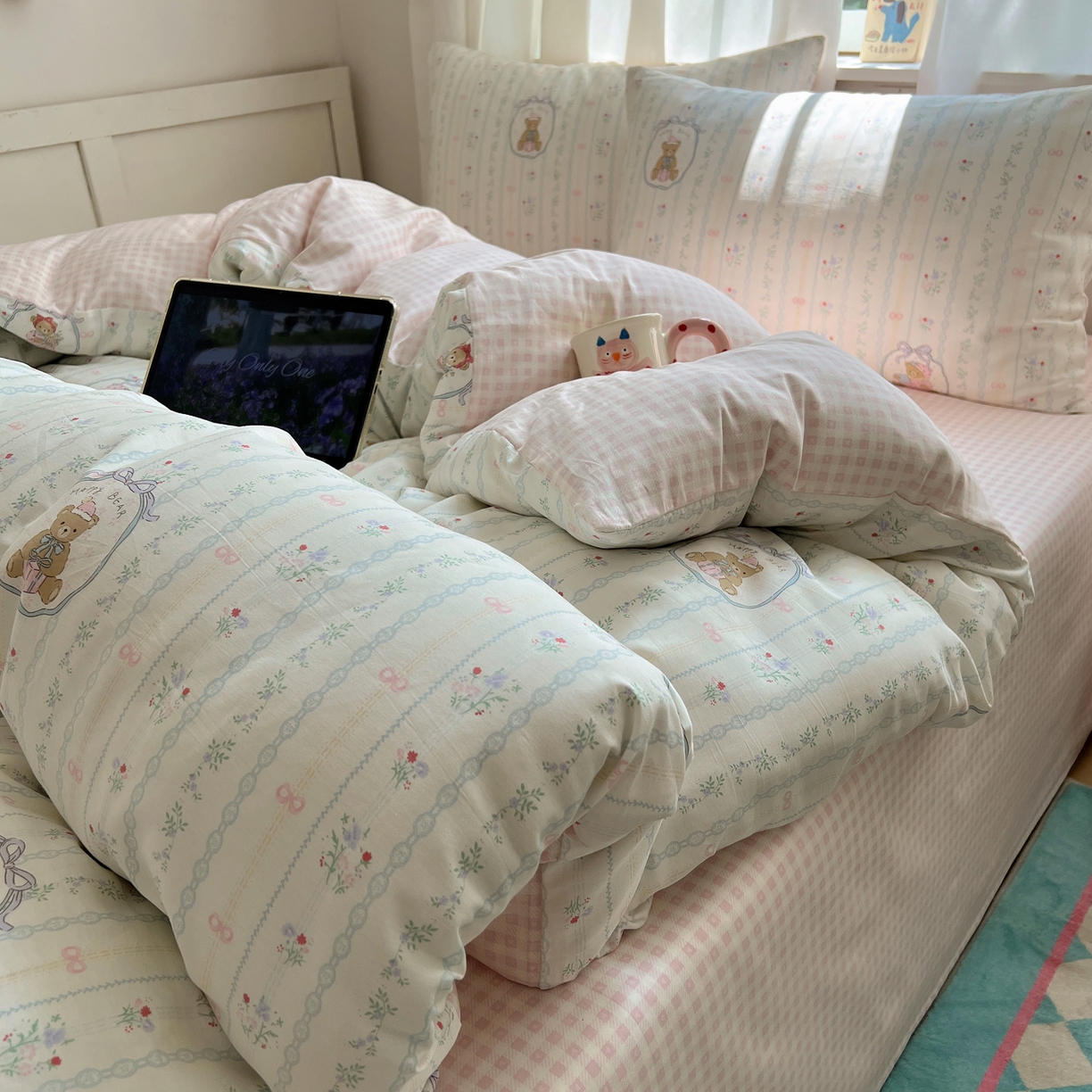 91家纺网 家纺一手货源 找家纺 六巷胡同 2025新款INS卡通减龄可爱风全棉四件套（开学季系列） 丝带花草熊