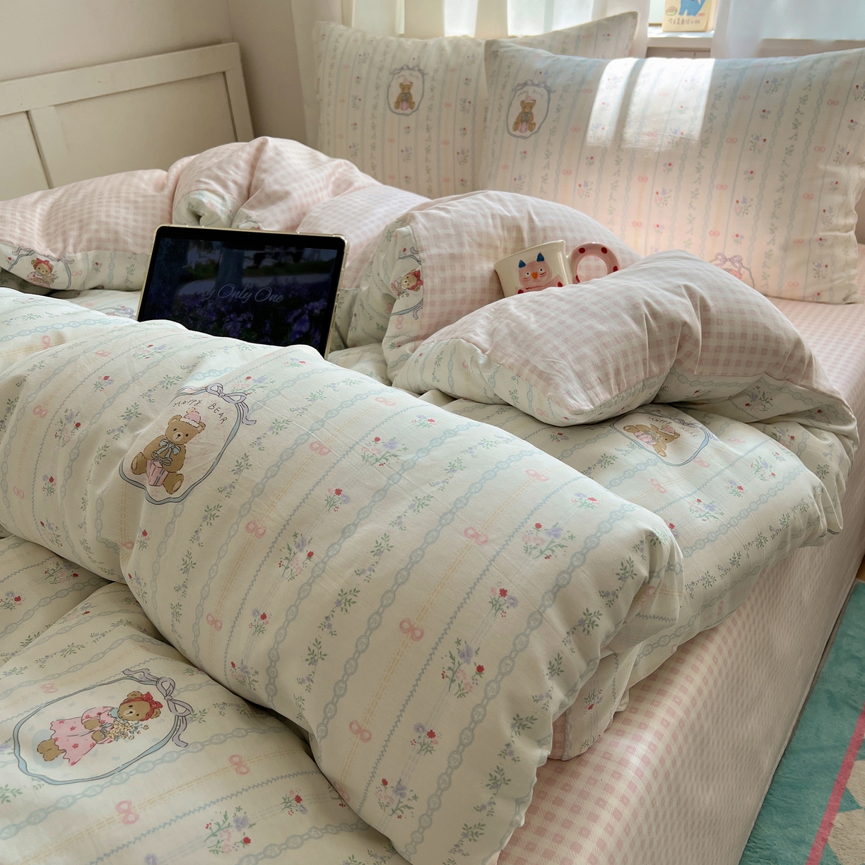 91家纺网 家纺一手货源 找家纺 六巷胡同 2025新款INS卡通减龄可爱风全棉四件套（开学季系列） 丝带花草熊