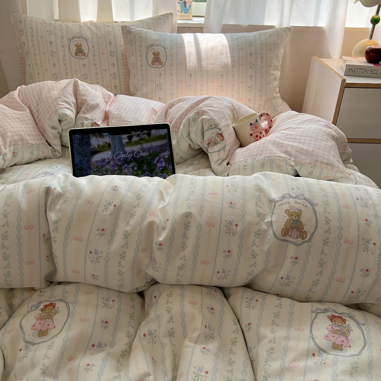 91家纺网 家纺一手货源 找家纺 六巷胡同 2025新款INS卡通减龄可爱风全棉四件套（开学季系列） 丝带花草熊