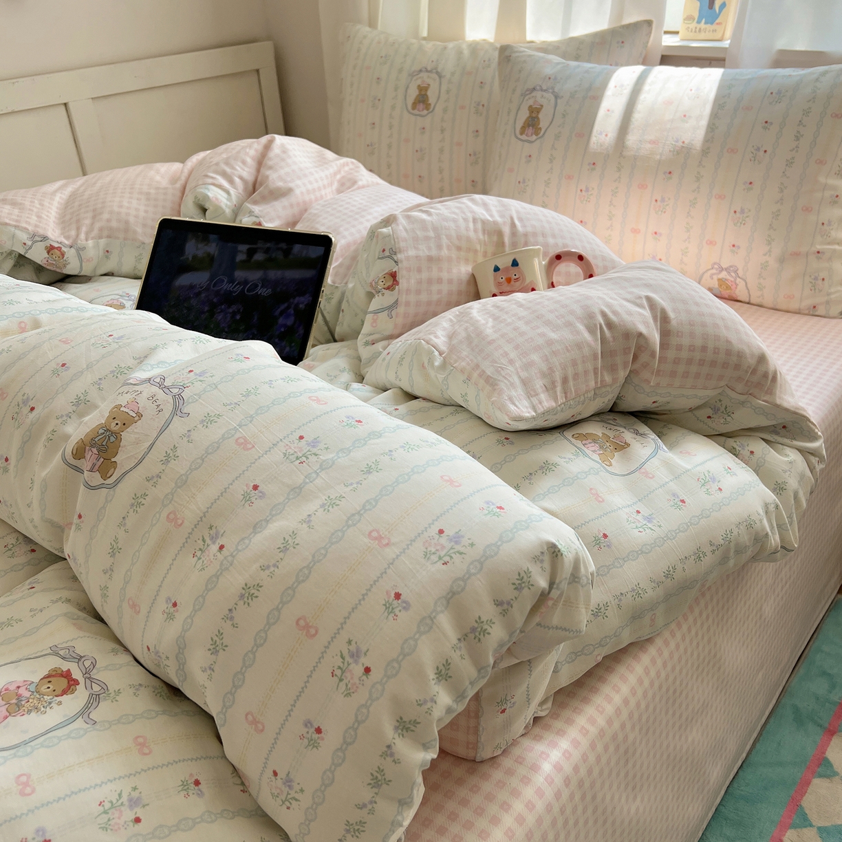 91家纺网 家纺一手货源 找家纺 六巷胡同 2025新款INS卡通减龄可爱风全棉四件套（开学季系列） 丝带花草熊