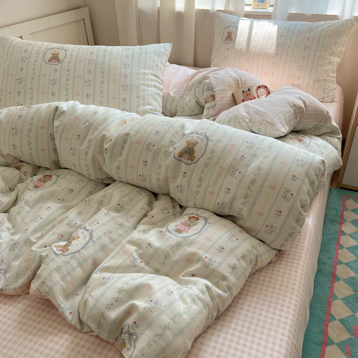 91家纺网 家纺一手货源 找家纺 六巷胡同 2025新款INS卡通减龄可爱风全棉四件套（开学季系列） 丝带花草熊