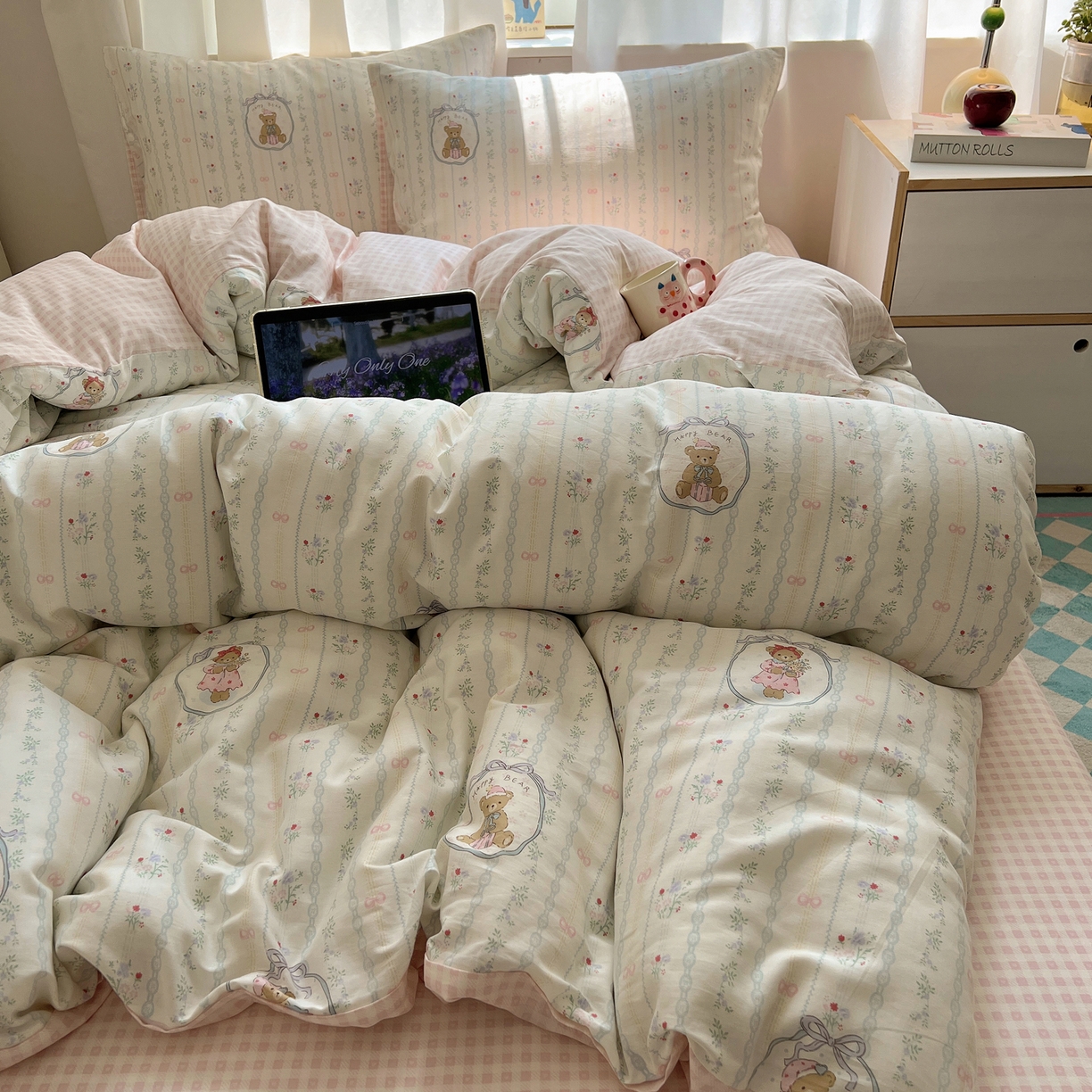 91家纺网 家纺一手货源 找家纺 六巷胡同 2025新款INS卡通减龄可爱风全棉四件套（开学季系列） 丝带花草熊