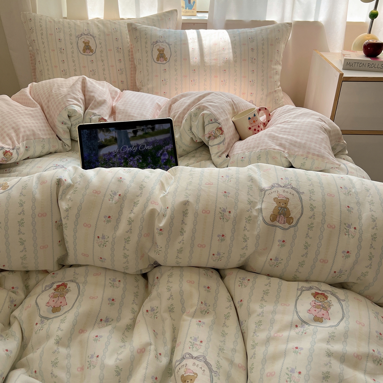 91家纺网 家纺一手货源 找家纺 六巷胡同 2025新款INS卡通减龄可爱风全棉四件套（开学季系列） 丝带花草熊