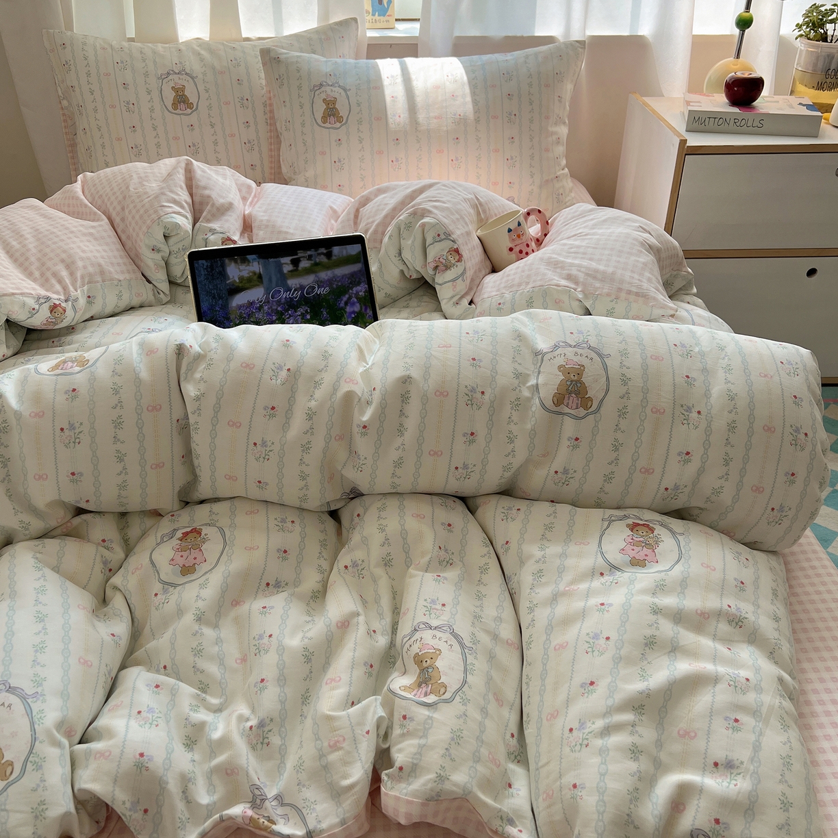 91家纺网 家纺一手货源 找家纺 六巷胡同 2025新款INS卡通减龄可爱风全棉四件套（开学季系列） 丝带花草熊