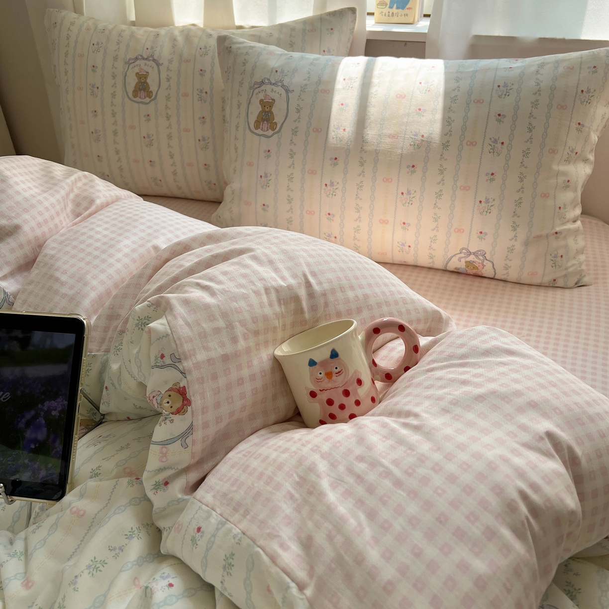 91家纺网 家纺一手货源 找家纺 六巷胡同 2025新款INS卡通减龄可爱风全棉四件套（开学季系列） 丝带花草熊