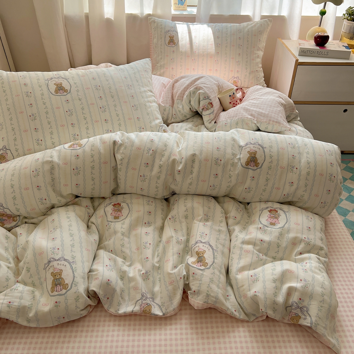 91家纺网 家纺一手货源 找家纺 六巷胡同 2025新款INS卡通减龄可爱风全棉四件套（开学季系列） 丝带花草熊