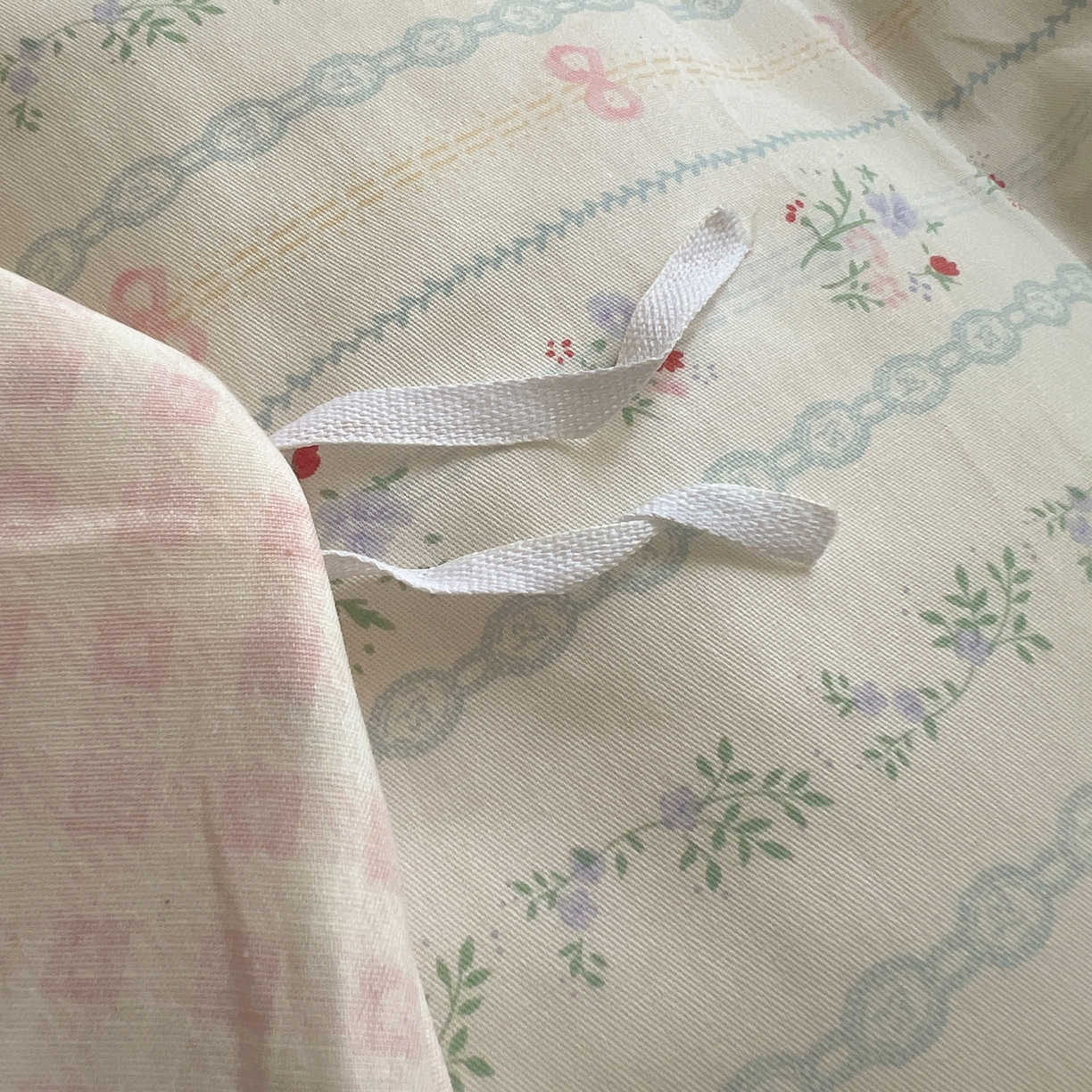 91家纺网 家纺一手货源 找家纺 六巷胡同 2025新款INS卡通减龄可爱风全棉四件套（开学季系列） 丝带花草熊