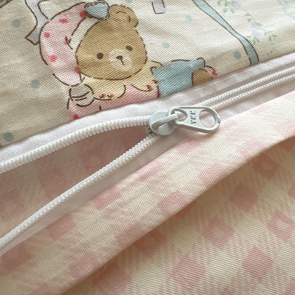 91家纺网 家纺一手货源 找家纺 六巷胡同 2025新款INS卡通减龄可爱风全棉四件套（开学季系列） 丝带花草熊