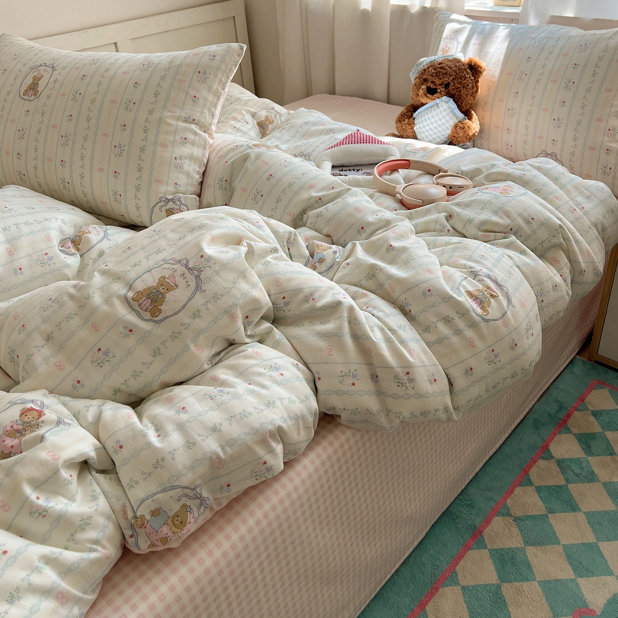 91家纺网 家纺一手货源 找家纺 六巷胡同 2025新款INS卡通减龄可爱风全棉四件套（开学季系列） 丝带花草熊