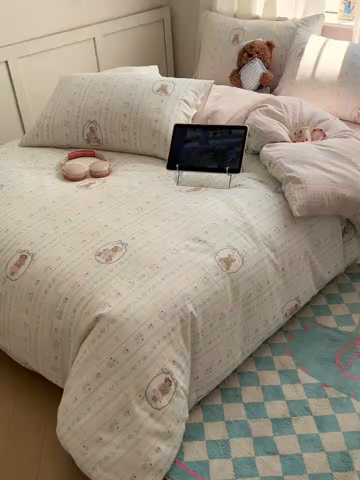 91家纺网 家纺一手货源 找家纺 六巷胡同 2025新款INS卡通减龄可爱风全棉四件套（开学季系列） 丝带花草熊