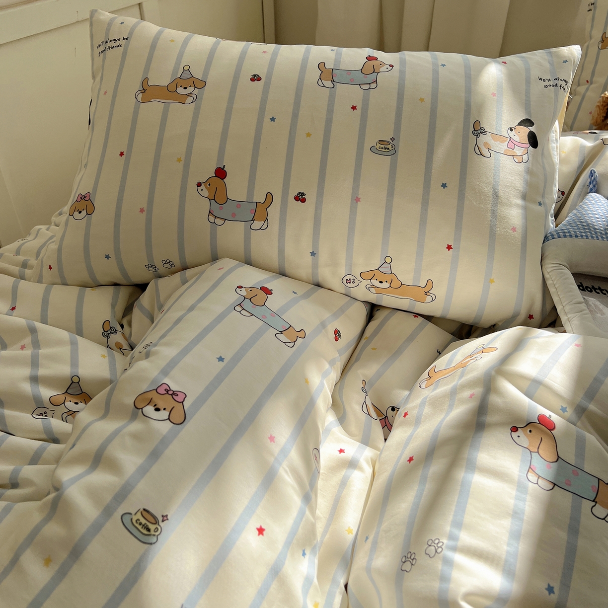 91家纺网 家纺一手货源 找家纺 六巷胡同 2025新款INS卡通减龄可爱风全棉四件套（开学季系列） 星星腊肠狗