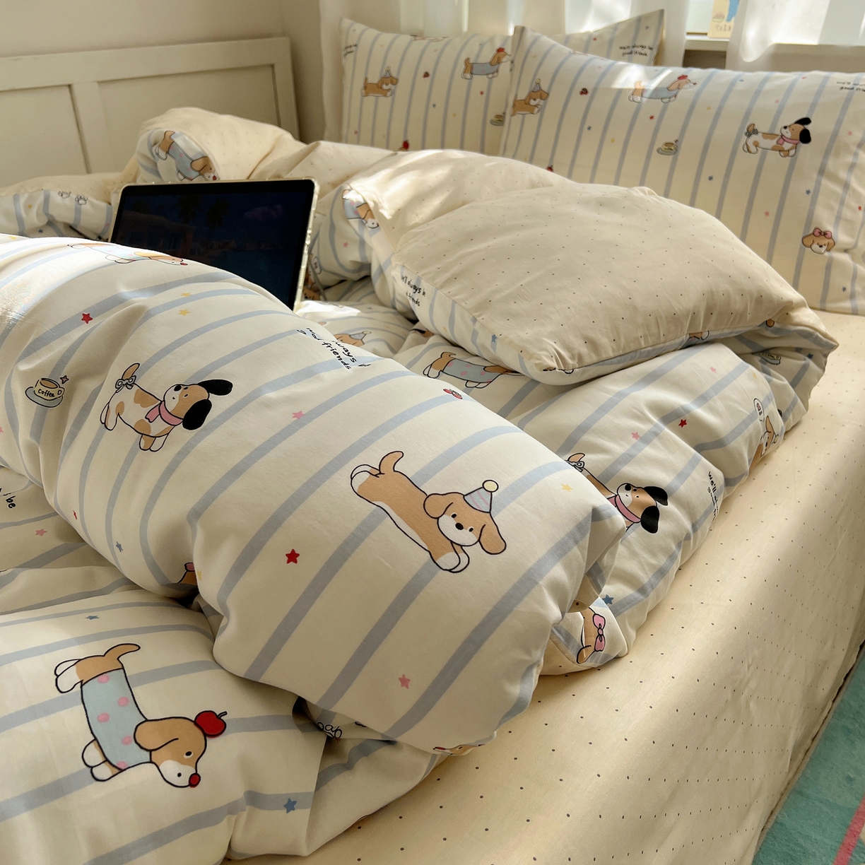 91家纺网 家纺一手货源 找家纺 六巷胡同 2025新款INS卡通减龄可爱风全棉四件套（开学季系列） 星星腊肠狗