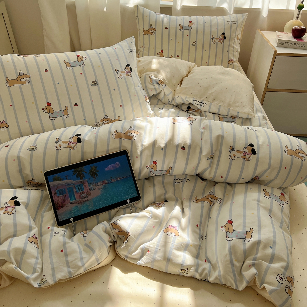 91家纺网 家纺一手货源 找家纺 六巷胡同 2025新款INS卡通减龄可爱风全棉四件套（开学季系列） 星星腊肠狗