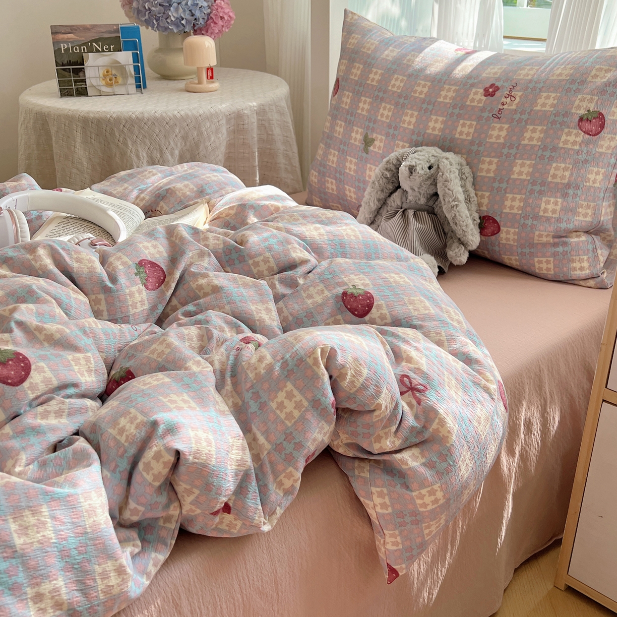 91家纺网 家纺一手货源 找家纺 繁花家居 2025新款木棉爆款学生床三件套四件套跑量款 草莓控