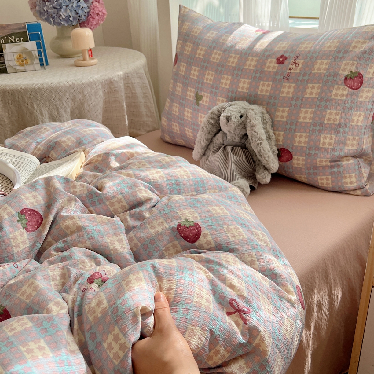 91家纺网 家纺一手货源 找家纺 繁花家居 2025新款木棉爆款学生床三件套四件套跑量款 草莓控