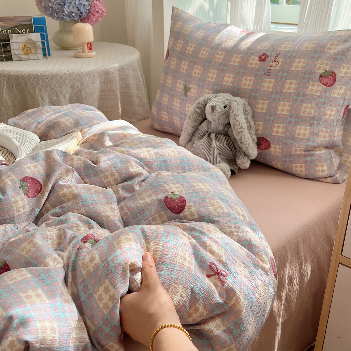 91家纺网 家纺一手货源 找家纺 繁花家居 2025新款木棉爆款学生床三件套四件套跑量款 草莓控