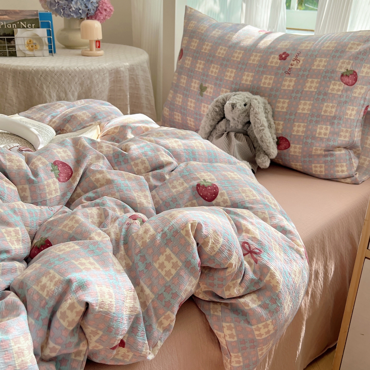 91家纺网 家纺一手货源 找家纺 繁花家居 2025新款木棉爆款学生床三件套四件套跑量款 草莓控