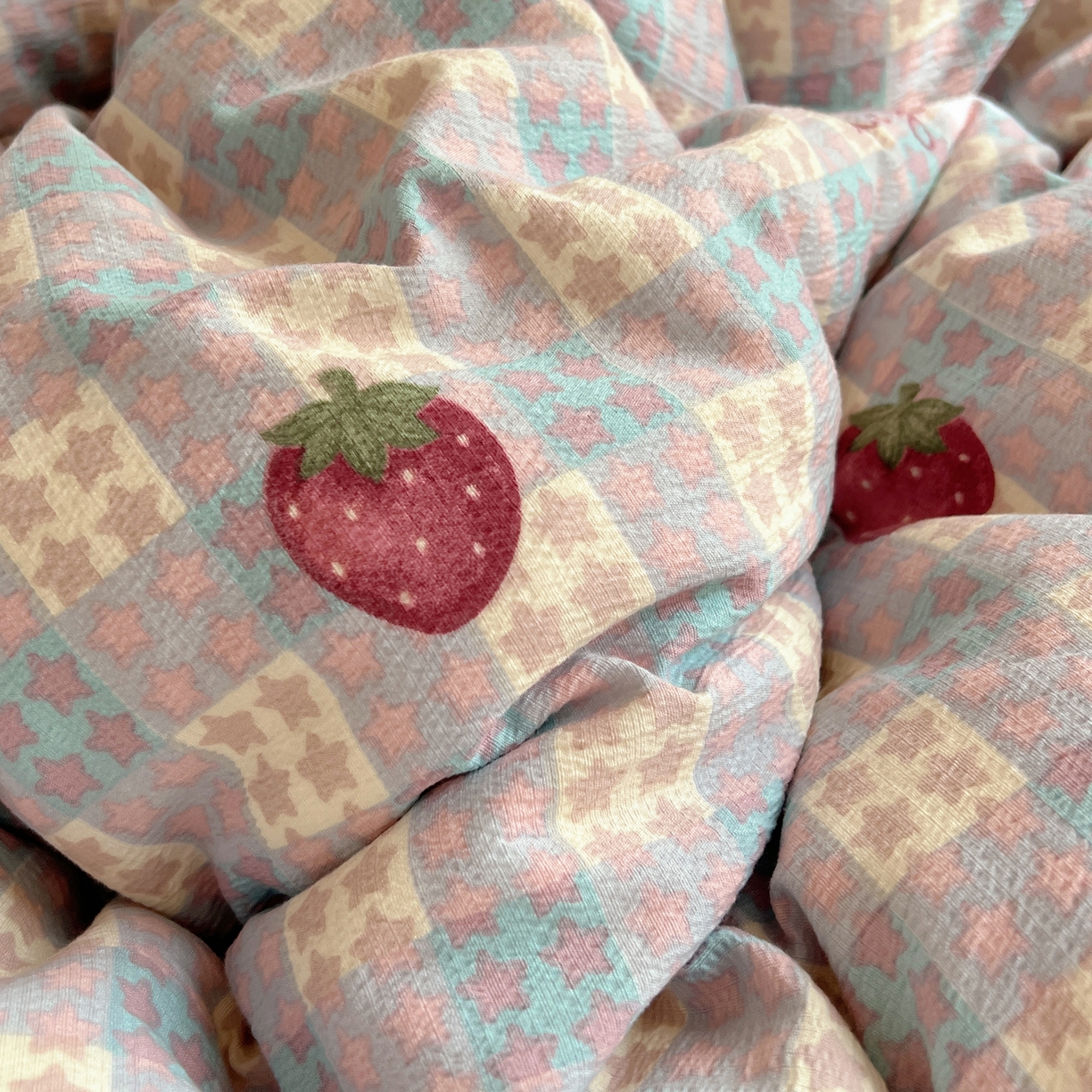 91家纺网 家纺一手货源 找家纺 繁花家居 2025新款木棉爆款学生床三件套四件套跑量款 草莓控