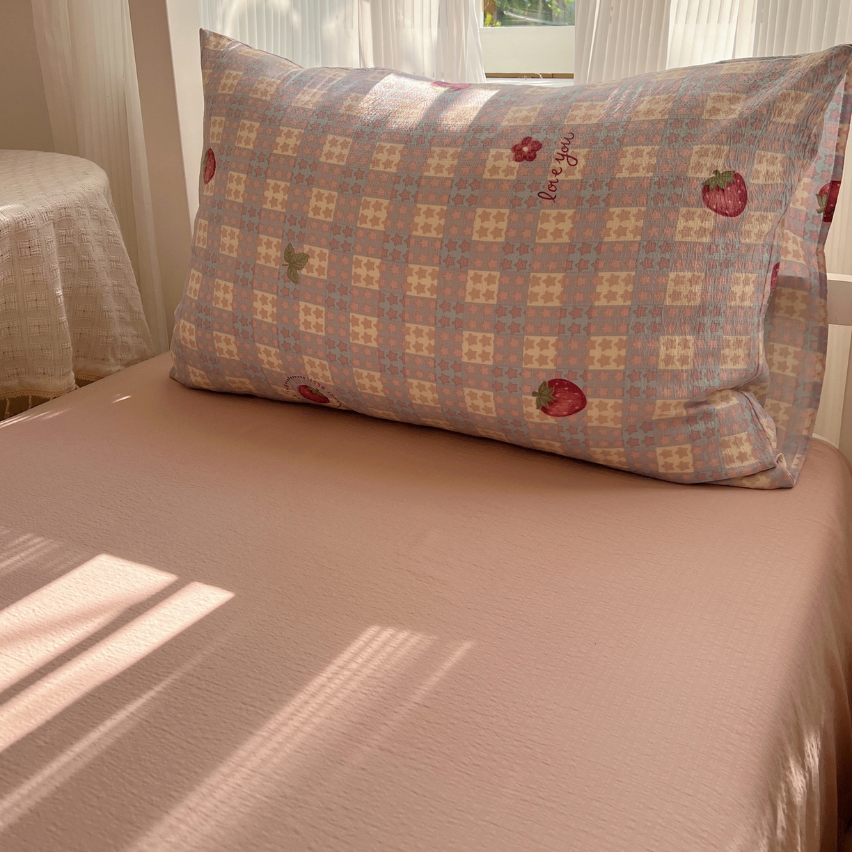 91家纺网 家纺一手货源 找家纺 繁花家居 2025新款木棉爆款学生床三件套四件套跑量款 草莓控