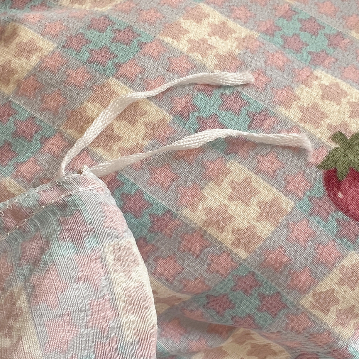 91家纺网 家纺一手货源 找家纺 繁花家居 2025新款木棉爆款学生床三件套四件套跑量款 草莓控