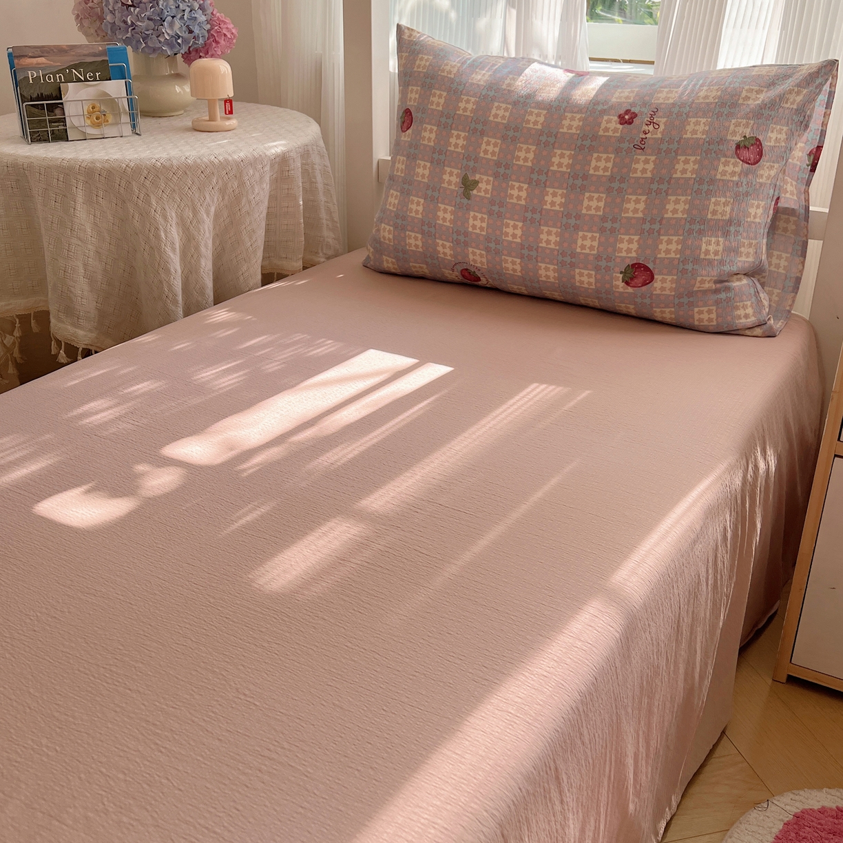 91家纺网 家纺一手货源 找家纺 繁花家居 2025新款木棉爆款学生床三件套四件套跑量款 草莓控