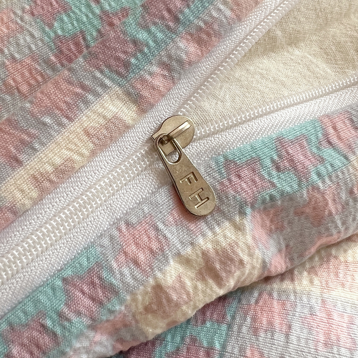 91家纺网 家纺一手货源 找家纺 繁花家居 2025新款木棉爆款学生床三件套四件套跑量款 草莓控