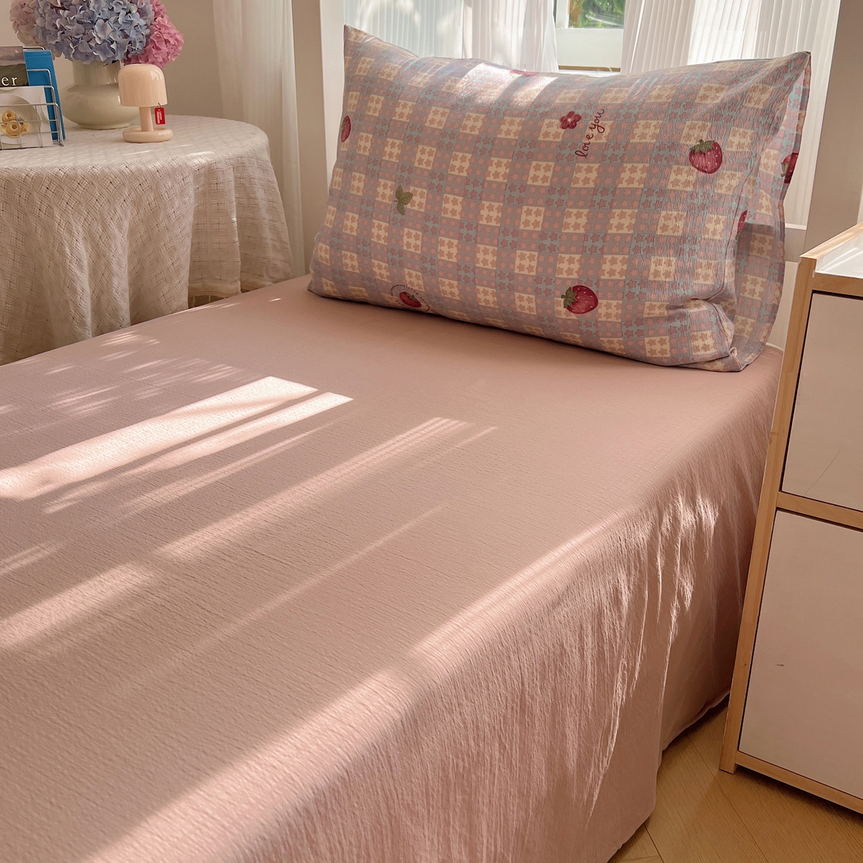 91家纺网 家纺一手货源 找家纺 繁花家居 2025新款木棉爆款学生床三件套四件套跑量款 草莓控