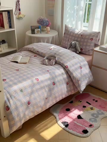 91家纺网 家纺一手货源 找家纺 繁花家居 2025新款木棉爆款学生床三件套四件套跑量款 草莓控