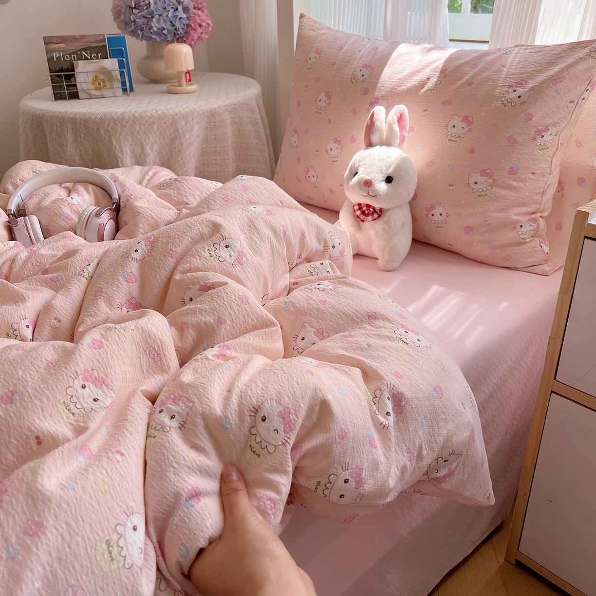 91家纺网 家纺一手货源 找家纺 繁花家居 2025新款木棉爆款学生床三件套四件套跑量款 甜筒小喵-粉