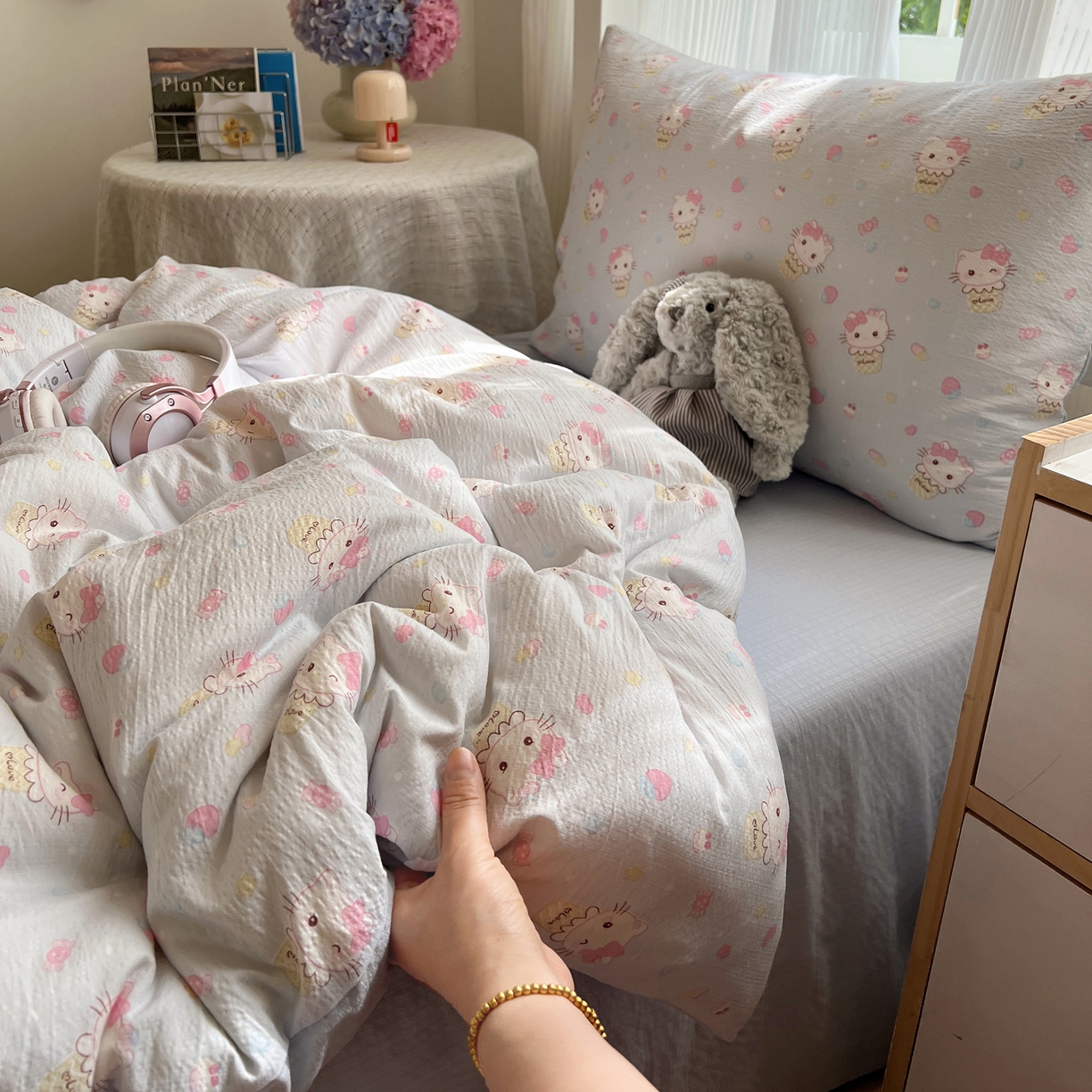 91家纺网 家纺一手货源 找家纺 繁花家居 2025新款木棉爆款学生床三件套四件套跑量款 甜筒小喵-蓝