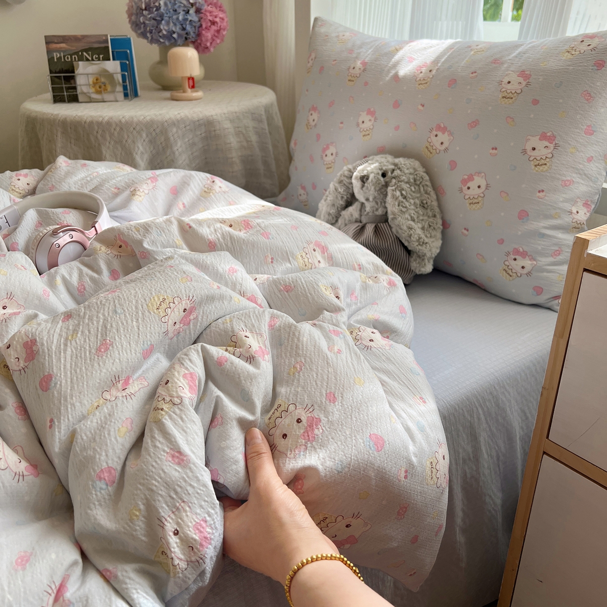 91家纺网 家纺一手货源 找家纺 繁花家居 2025新款木棉爆款学生床三件套四件套跑量款 甜筒小喵-蓝