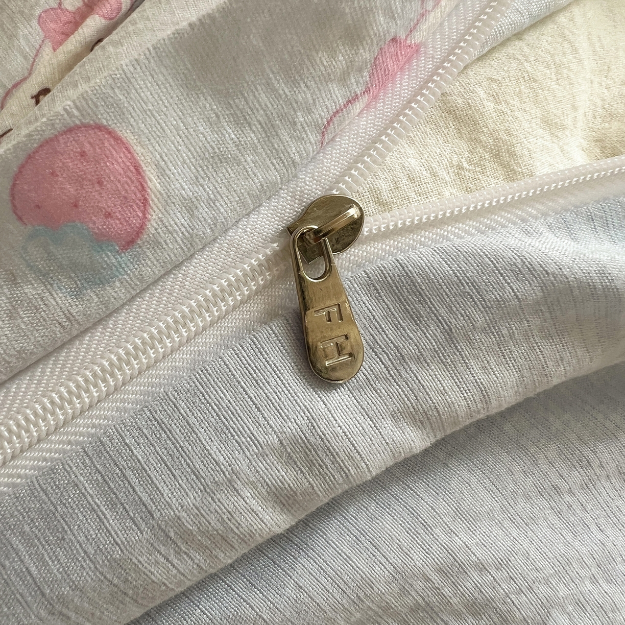 91家纺网 家纺一手货源 找家纺 繁花家居 2025新款木棉爆款学生床三件套四件套跑量款 甜筒小喵-蓝