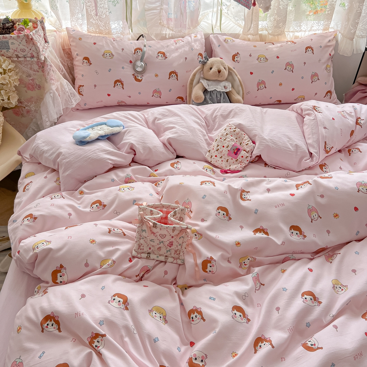 91家纺网 家纺一手货源 找家纺 盼季家纺 2025新款A类水洗棉印花双拼床上用品四件套学生宿舍床笠三件套 简单款-布二小女孩