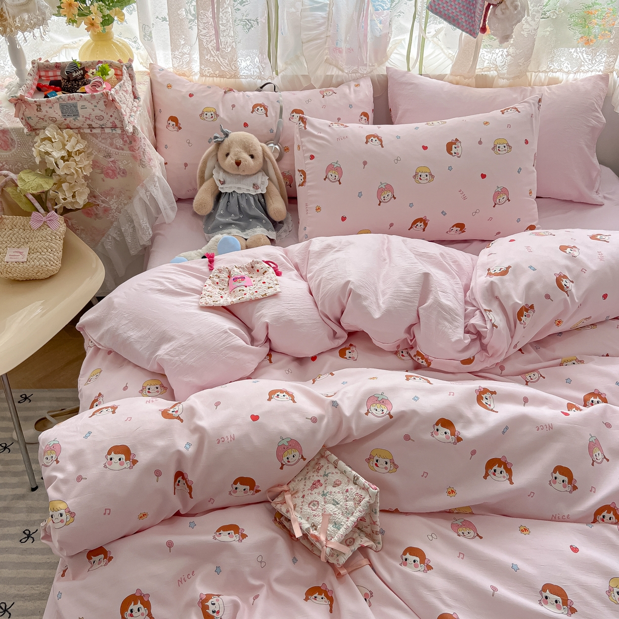 91家纺网 家纺一手货源 找家纺 盼季家纺 2025新款A类水洗棉印花双拼床上用品四件套学生宿舍床笠三件套 简单款-布二小女孩