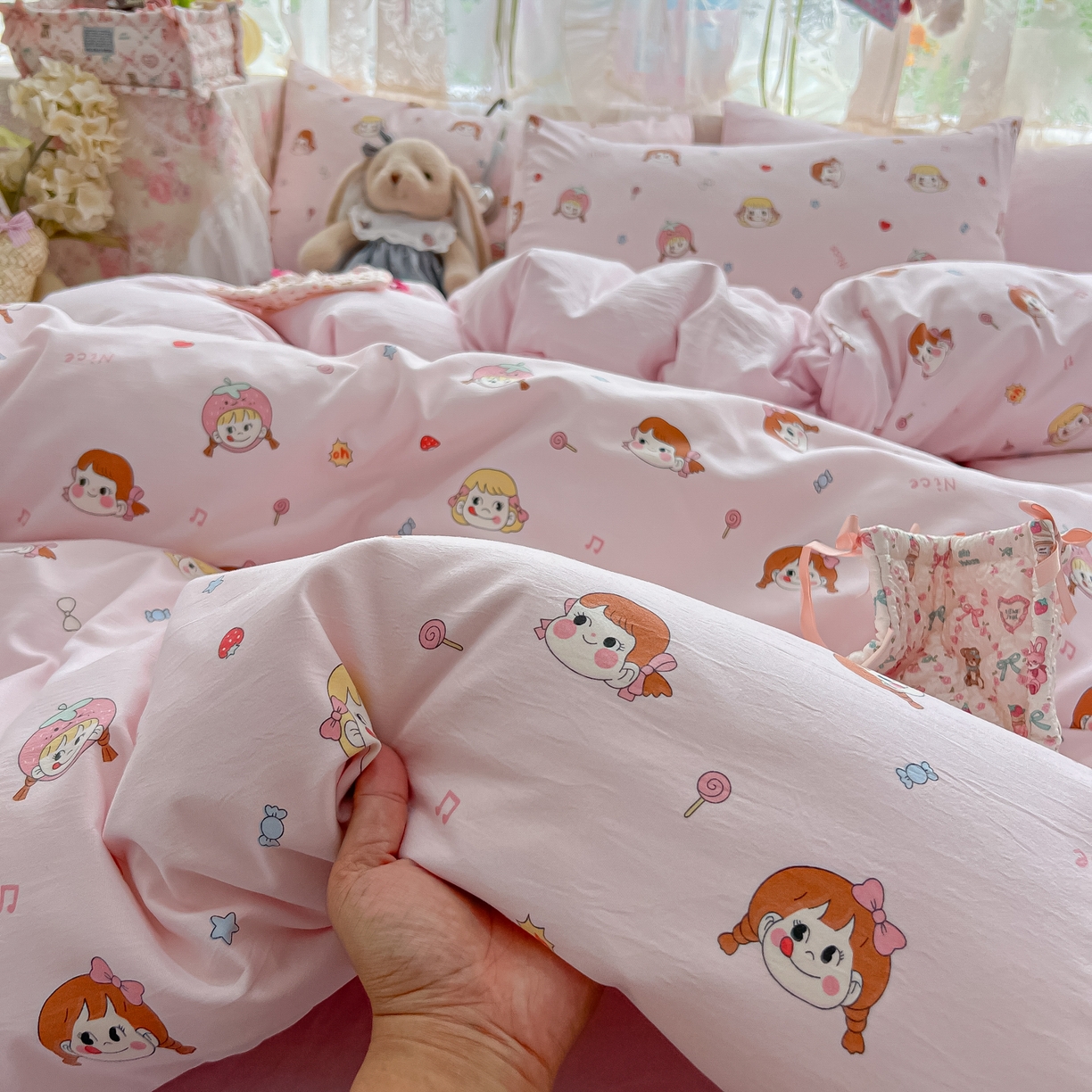 91家纺网 家纺一手货源 找家纺 盼季家纺 2025新款A类水洗棉印花双拼床上用品四件套学生宿舍床笠三件套 简单款-布二小女孩
