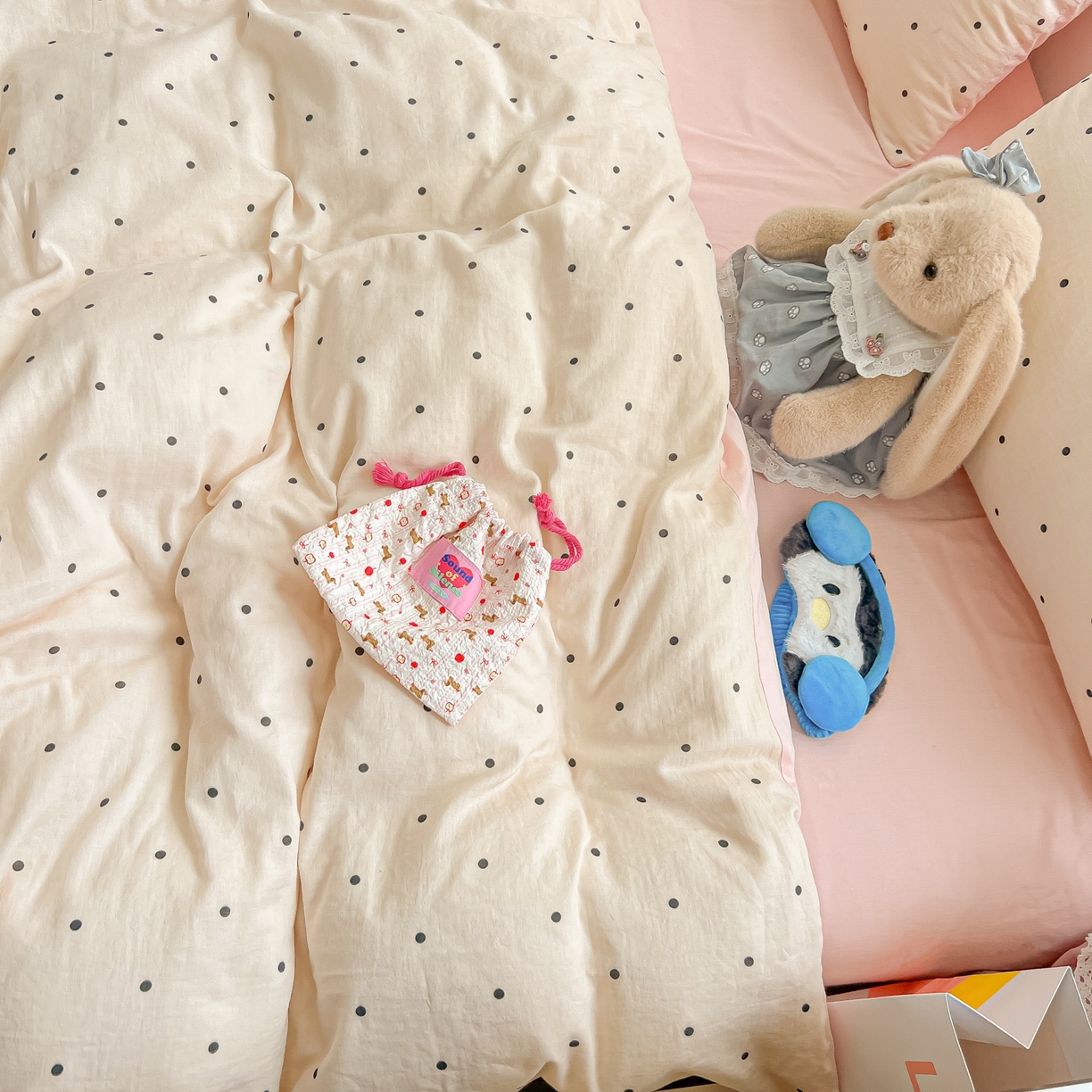 91家纺网 家纺一手货源 找家纺 盼季家纺 2025新款A类水洗棉印花双拼床上用品四件套学生宿舍床笠三件套 简单款-粉白波点