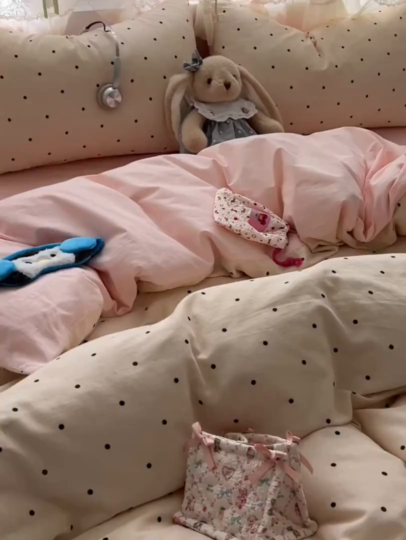 91家纺网 家纺一手货源 找家纺 盼季家纺 2025新款A类水洗棉印花双拼床上用品四件套学生宿舍床笠三件套 简单款-粉白波点