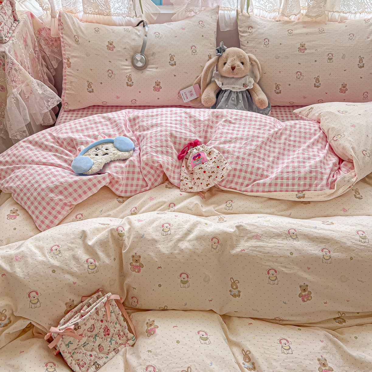 91家纺网 家纺一手货源 找家纺 盼季家纺 2025新款A类水洗棉印花双拼床上用品四件套学生宿舍床笠三件套 简单款-粉格汪汪