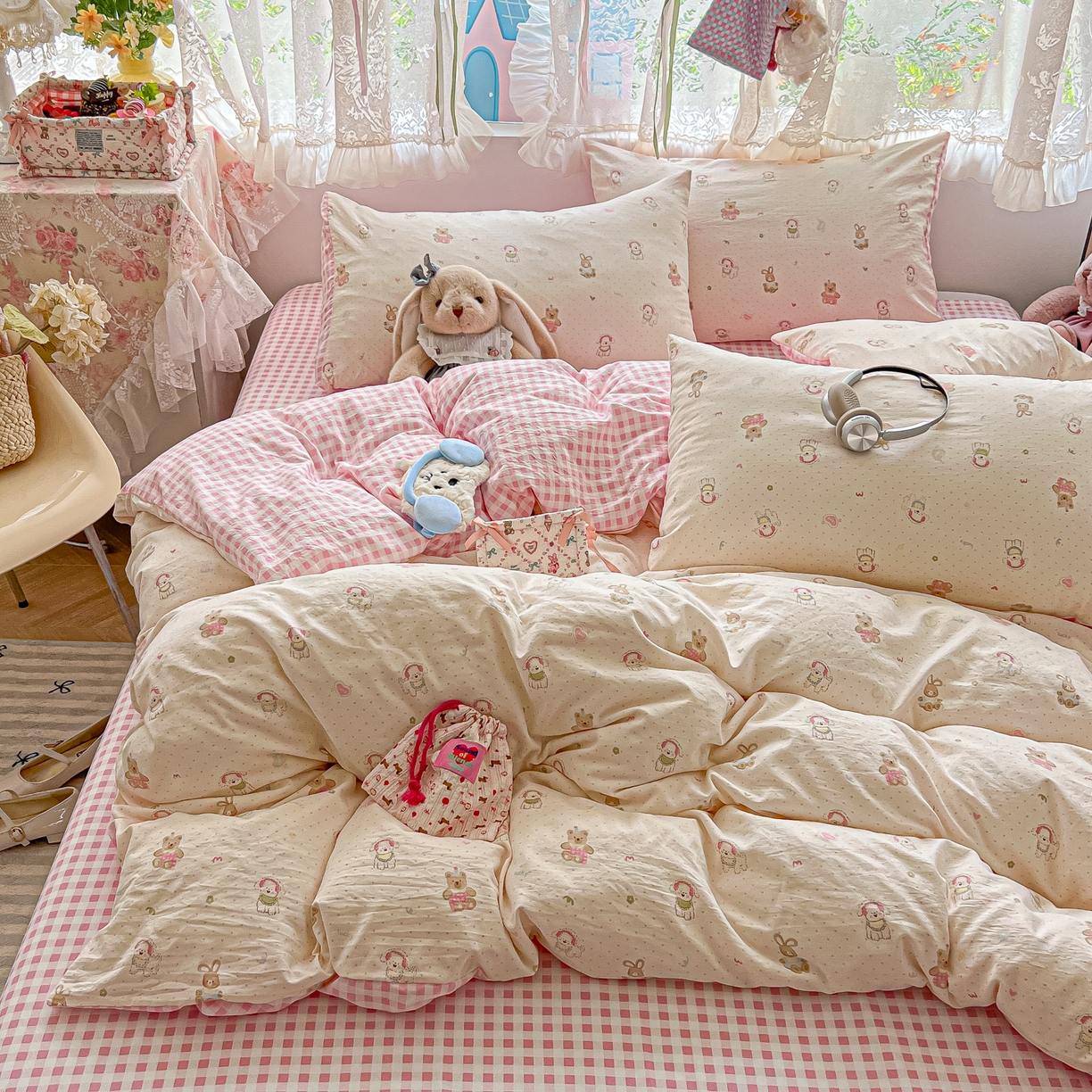 91家纺网 家纺一手货源 找家纺 盼季家纺 2025新款A类水洗棉印花双拼床上用品四件套学生宿舍床笠三件套 简单款-粉格汪汪