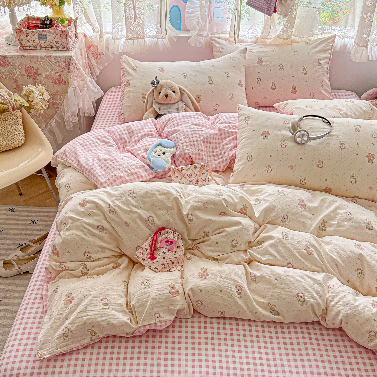 91家纺网 家纺一手货源 找家纺 盼季家纺 2025新款A类水洗棉印花双拼床上用品四件套学生宿舍床笠三件套 简单款-粉格汪汪