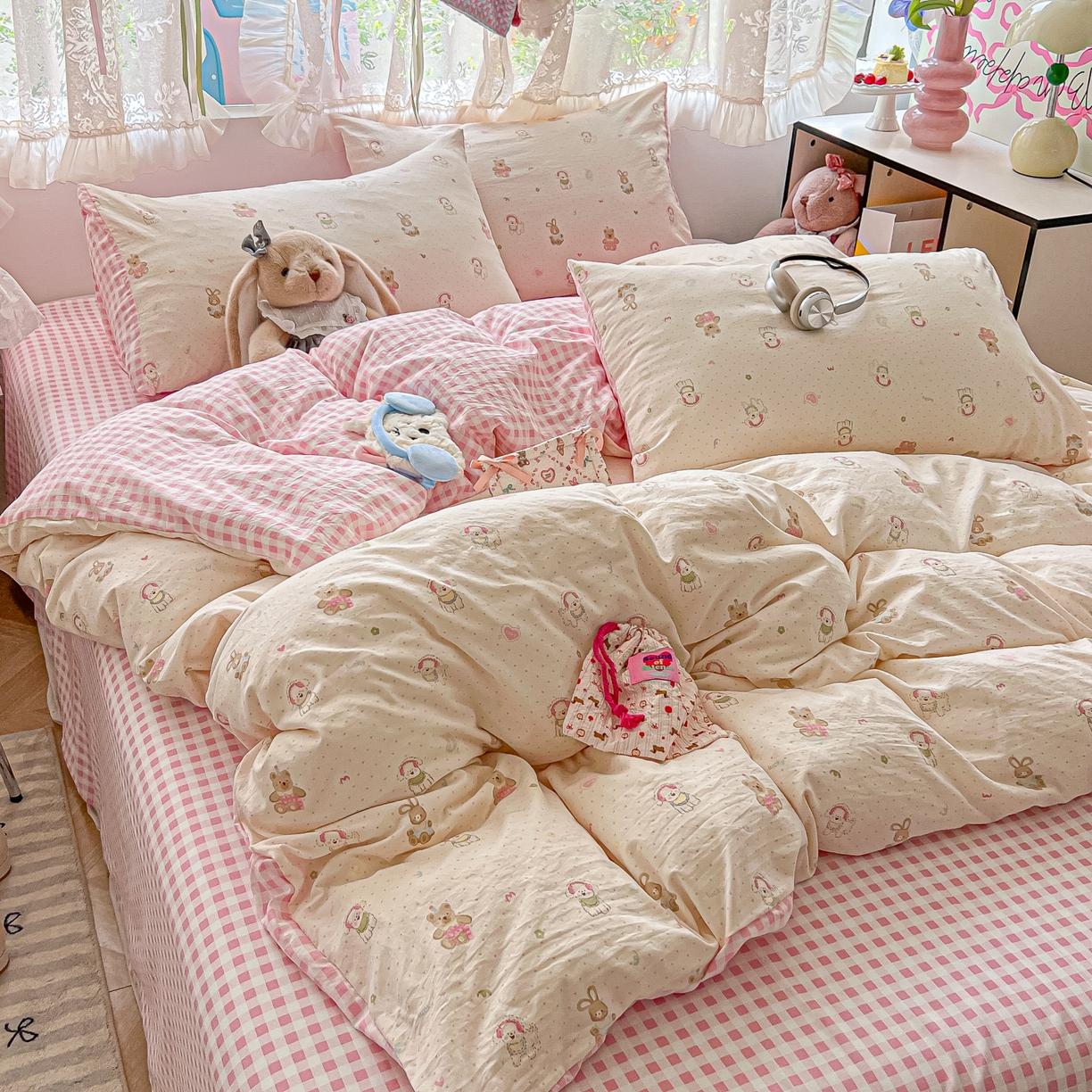 91家纺网 家纺一手货源 找家纺 盼季家纺 2025新款A类水洗棉印花双拼床上用品四件套学生宿舍床笠三件套 简单款-粉格汪汪