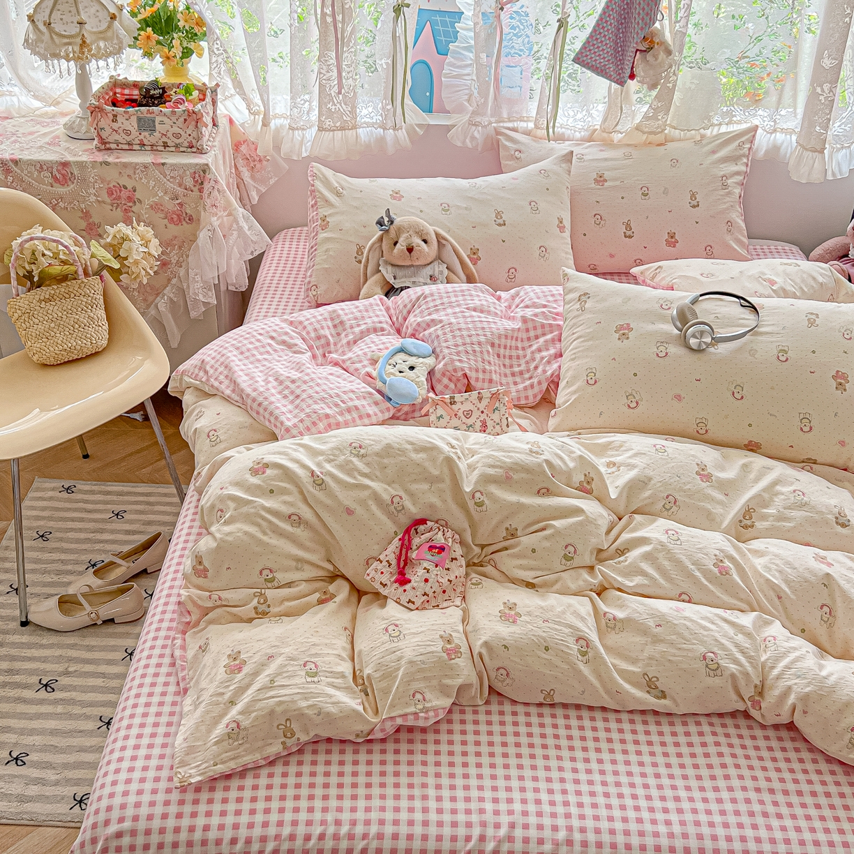 91家纺网 家纺一手货源 找家纺 盼季家纺 2025新款A类水洗棉印花双拼床上用品四件套学生宿舍床笠三件套 简单款-粉格汪汪