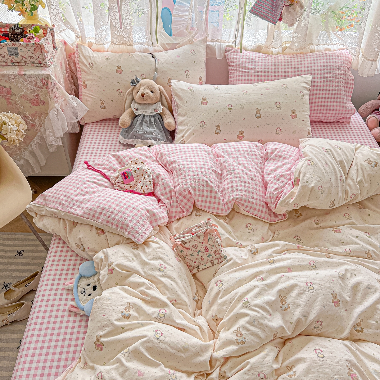 91家纺网 家纺一手货源 找家纺 盼季家纺 2025新款A类水洗棉印花双拼床上用品四件套学生宿舍床笠三件套 简单款-粉格汪汪