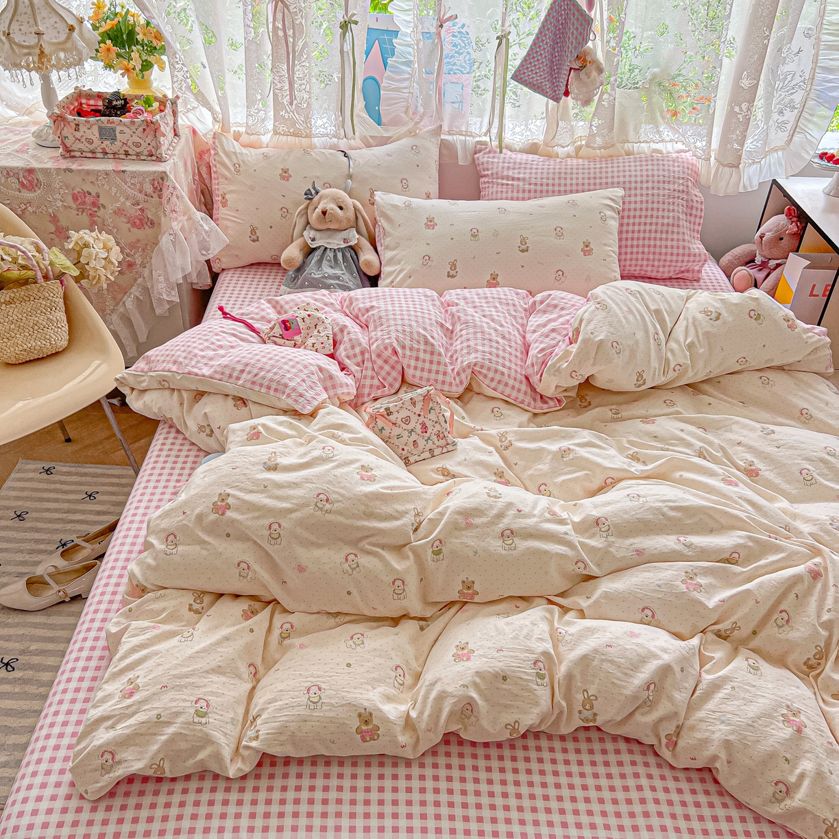 91家纺网 家纺一手货源 找家纺 盼季家纺 2025新款A类水洗棉印花双拼床上用品四件套学生宿舍床笠三件套 简单款-粉格汪汪