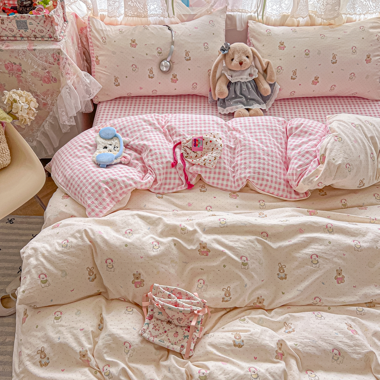 91家纺网 家纺一手货源 找家纺 盼季家纺 2025新款A类水洗棉印花双拼床上用品四件套学生宿舍床笠三件套 简单款-粉格汪汪